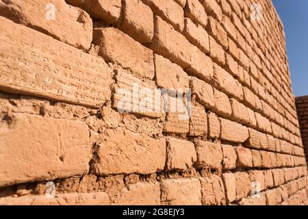 Chogha Zanbil, Ziegel mit Keilschrift, Ziggrat (ziqqrat) der alten Elamiten, Provinz Khuzestan, Iran, Persien, Westasien, Asien Stockfoto