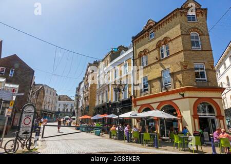 Cafés in der Rendezvous Street, Folkestone, Kent, Großbritannien Stockfoto