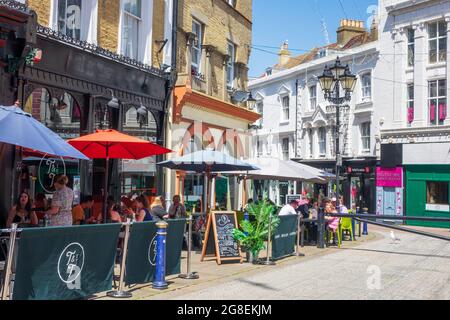 Folkestone, Kent, Cafés und Restaurants in der Rendezvous Street, Großbritannien Stockfoto