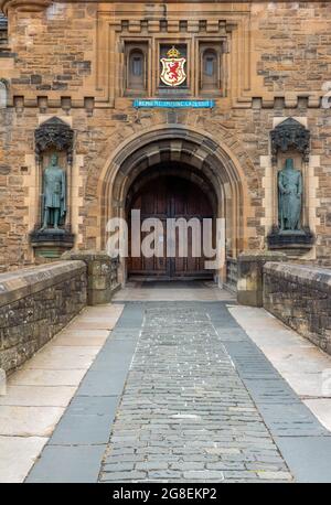 Tür zum Edinburgh Castle mit dem Wappen der Arme, eine Festung, die von der Armee in Edinburgh, Schottland, Großbritannien genutzt wird Stockfoto