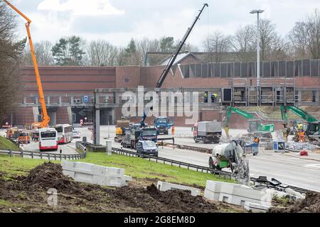 Hamburg, Deutschland. März 2021. Auf der Autobahn A7 an der Ausfahrt Othmarschen sind Baufahrzeuge im Einsatz. Aufgrund mehrerer Brückenabrisse war die Autobahn mehrere Tage lang vollständig gesperrt. Kredit: Bodo Marks/dpa/Bodo Marks/dpa/Alamy Live Nachrichten Stockfoto