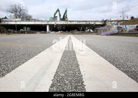 Hamburg, Deutschland. März 2021. Bagger reißen an der Ausfahrt Othmarschen eine Brücke über die Autobahn A7 ab. Aufgrund mehrerer Brückenabrisse war die Autobahn mehrere Tage lang vollständig gesperrt. Kredit: Bodo Marks/dpa/Bodo Marks/dpa/Alamy Live Nachrichten Stockfoto