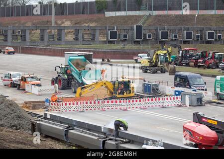 Hamburg, Deutschland. März 2021. Auf der Autobahn A7 an der Ausfahrt Othmarschen sind Baufahrzeuge im Einsatz. Aufgrund mehrerer Brückenabrisse war die Autobahn mehrere Tage lang vollständig gesperrt. Kredit: Bodo Marks/dpa/Bodo Marks/dpa/Alamy Live Nachrichten Stockfoto