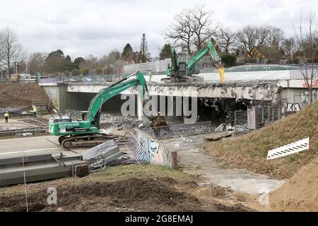 Hamburg, Deutschland. März 2021. Bagger reißen an der Ausfahrt Othmarschen eine Brücke über die Autobahn A7 ab. Aufgrund mehrerer Brückenabrisse war die Autobahn mehrere Tage lang vollständig gesperrt. Kredit: Bodo Marks/dpa/Bodo Marks/dpa/Alamy Live Nachrichten Stockfoto