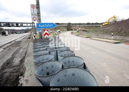 Hamburg, Deutschland. März 2021. Auf der Autobahn A7 an der Ausfahrt Othmarschen sind Baufahrzeuge im Einsatz. Aufgrund mehrerer Brückenabrisse war die Autobahn mehrere Tage lang vollständig gesperrt. Kredit: Bodo Marks/dpa/Bodo Marks/dpa/Alamy Live Nachrichten Stockfoto