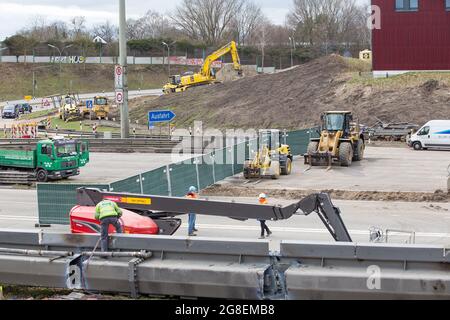 Hamburg, Deutschland. März 2021. Auf der Autobahn A7 an der Ausfahrt Othmarschen sind Baufahrzeuge im Einsatz. Aufgrund mehrerer Brückenabrisse war die Autobahn mehrere Tage lang vollständig gesperrt. Kredit: Bodo Marks/dpa/Bodo Marks/dpa/Alamy Live Nachrichten Stockfoto