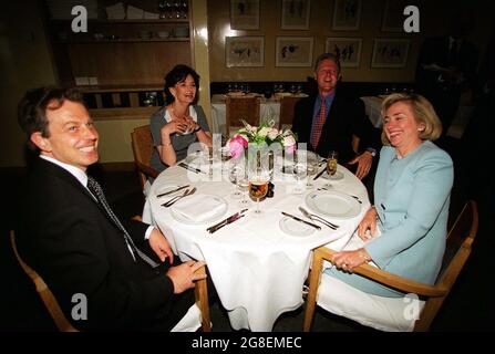 Datei-Foto vom 29/05/1997 von Bill Clinton und seiner Frau Hillary mit Tony Blair (links) und seiner Frau Cherie (2. Links) beim Abendessen im Le Pont de la Tour Restaurant in London. Ausgabedatum: Dienstag, 20. Juli 2021. Stockfoto