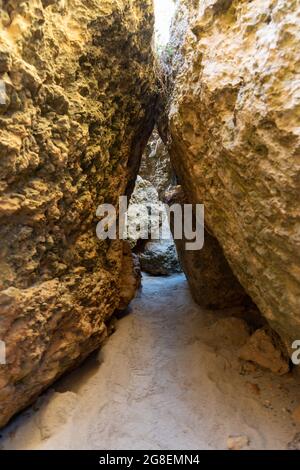 Der Weg zwischen den Felsen zum versteckten Strand von Stokes Bay Kangaroo Island South Australia am 9. Mai 2021 Stockfoto