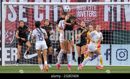 Portland, USA. Juli 2021. Celeste Boureille aus Portland verdiffundiert den Eckstoß von Orlando beim 2-1-Sieg des Portland Thorn über den Orlando Pride am 18. Juli 2021 in Providence Park, Portland, Oregon (Foto: Jeff Wong/Sipa USA). Quelle: SIPA USA/Alamy Live News Stockfoto