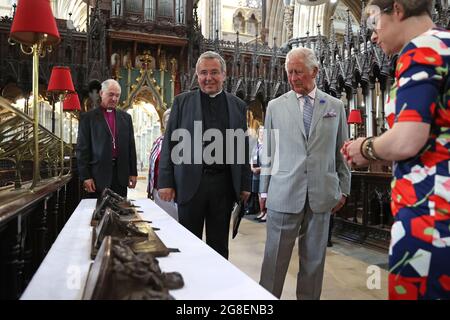 Der Prinz von Wales wird von Hochwürden Jonathan Greener, Dekan von Exeter, während eines Besuchs in der Exeter Cathedral in Devon auf eine Tour durch einige der historischen Schätze der Kathedrale mitgenommen. Bilddatum: Montag, 19. Juli 2021. Stockfoto