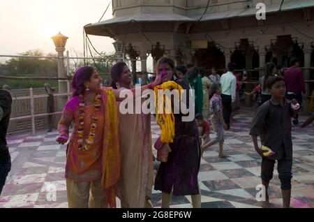 Junge Damen spielen Farben, um „Holi“ in Indien zu feiern. Stockfoto