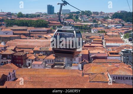 14.06.2018, Porto, Portugal, Europa - Blick von einer Gondel der Seilbahn Teleferico de Gaia auf das Stadtbild von Vila Nova de Gaia mit Gebäuden. Stockfoto