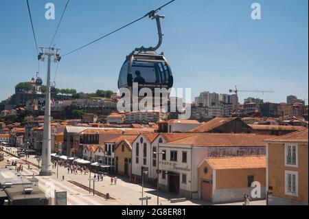 14.06.2018, Porto, Portugal, Europa - Blick von einer Gondel der Seilbahn Teleferico de Gaia auf das Stadtbild von Vila Nova de Gaia mit Gebäuden. Stockfoto