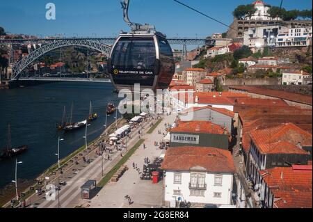 14.06.2018, Porto, Portugal, Europa - Blick von einer Gondel der Seilbahn Teleferico de Gaia auf das Stadtbild von Vila Nova de Gaia entlang des Douro-Flusses. Stockfoto