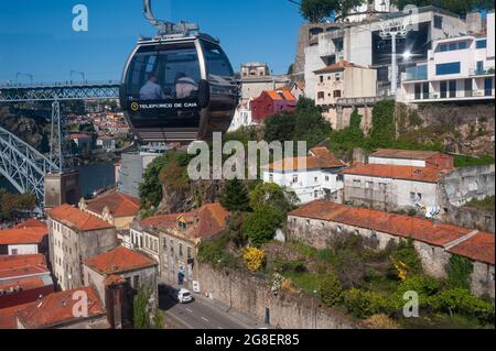 14.06.2018, Porto, Portugal, Europa - Blick von einer Gondel der Seilbahn Teleferico de Gaia auf das Stadtbild von Vila Nova de Gaia entlang des Douro-Flusses. Stockfoto
