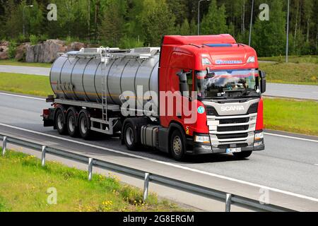 Red Scania R450 Satteltanker Tomega transportiert Ladung auf der Autobahn in Südfinnland. Salo, Finnland. 28.Mai 2021. Stockfoto