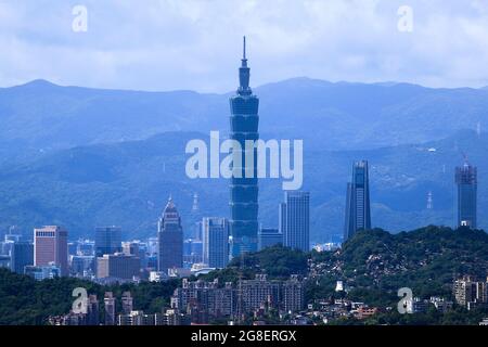 Taipei, Taipei, Taiwan. Juli 2021. Taipei 101 Building, ein Wahrzeichen in der Hauptstadt Taiwans, als die Insel ihren Plan zur Eröffnung eines taiwanesischen Repräsentanz in Litauen angekündigt hat.die Insel, die China als ihre unveräußerliche Souveränität angibt, wird ihre Beziehungen mit dem baltischen Staat und anderen mitteleuropäischen Ländern ausbauen, Laut dem taiwanesischen Außenminister Joseph Wu, inmitten steigender politischer und militärischer Bedrohungen aus Peking. (Bild: © Daniel Ceng Shou-Yi/ZUMA Press Wire) Stockfoto