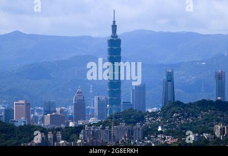 Taipei, Taipei, Taiwan. Juli 2021. Taipei 101 Building, ein Wahrzeichen in der Hauptstadt Taiwans, als die Insel ihren Plan zur Eröffnung eines taiwanesischen Repräsentanz in Litauen angekündigt hat.die Insel, die China als ihre unveräußerliche Souveränität angibt, wird ihre Beziehungen mit dem baltischen Staat und anderen mitteleuropäischen Ländern ausbauen, Laut dem taiwanesischen Außenminister Joseph Wu, inmitten steigender politischer und militärischer Bedrohungen aus Peking. (Bild: © Daniel Ceng Shou-Yi/ZUMA Press Wire) Stockfoto