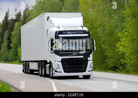 Raasepori, Finnland. 27.Mai 2021. Neuer Volvo FM 460 Globe LKW auf Probefahrt. Der neue Volvo FM von Volvo Trucks wurde mit dem Red Dot Award 2021 für Produktdesign ausgezeichnet Stockfoto