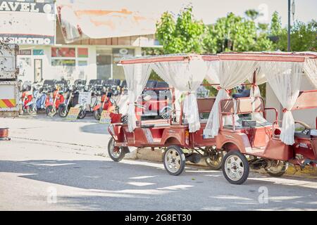 Kemer, Türkei - 24. Mai 2021: Modern dekorierte Rikscha auf der Straße. Reisekonzept in die Türkei. Hochwertige Fotos Stockfoto