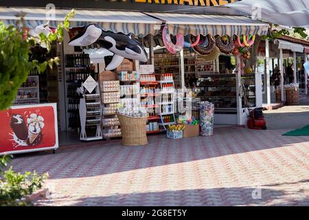 Kemer, Türkei - 24. Mai 2021: Straßentouristenmarkt mit Souvenirs im Mittelmeerraum. Touristischer Ort ohne Touristen während der covid Zeit. Antaly Stockfoto