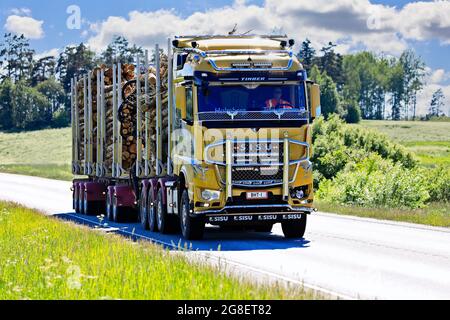 Wunderschön angepasste gelbe Sisu Polar Holzfäller Br Holmberg Transport schleppt Log-Ladung im Sommer. Straße 25, Raasepori, Finnland. 10. Juni 2021. Stockfoto