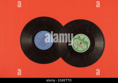 Zwei alte Schallplatten sowjetischer Musik auf Rot. Gramophone Records 1956, UdSSR. Lieder von Maya Kristalinskaya und Zoya Rogozikova. Vintage. Odesa, Ukraine Stockfoto