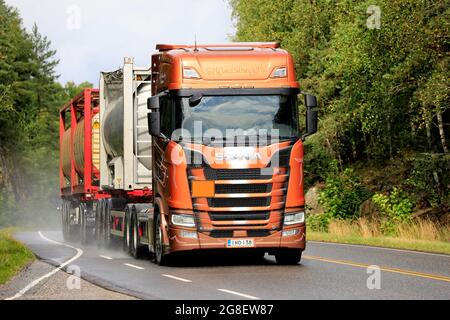 Scania S730 LKW von AH-Trans Oy mit Ladung von drei chemischen Tankcontainern mit Geschwindigkeit auf dem Highway 52 o einem regnerischen Tag. Salo, Finnland. 4. September 2020. Stockfoto