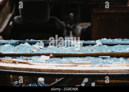 Zerbrochene Glasfenster Teile eines Autos Stockfoto