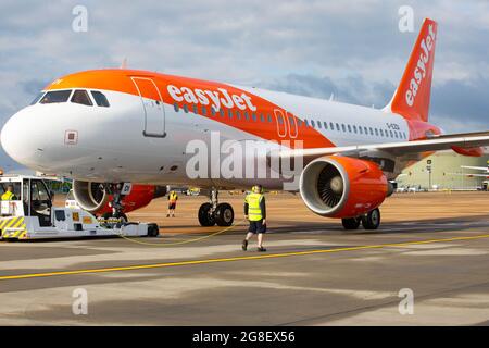 Aktenfoto vom 17/5/2021 eines easyJet-Flugzeugs am Flughafen Gatwick. EasyJet sagte, dass es aufgrund der Lockerung der Reisebeschränkungen und der steigenden Nachfrage für das Sommerquartal rund 60 % seines vor der Pandemie laufenden Flugprogramms fliegen wird, ein Anstieg von 17 % in den vergangenen drei Monaten. Ausgabedatum: Dienstag, 20. Juli 2021. Stockfoto