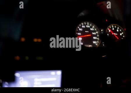 Sportwagen-Armaturenbrett bei Nacht. Nahaufnahme Stockfoto