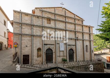 Die Fassade der Stiftskirche Santa Maria della Visitazione wird nach Schäden durch das Erdbeben restauriert, Cascia, Italien Stockfoto