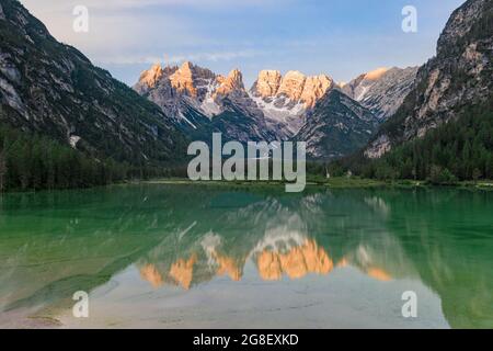 Die Popena-Gruppe und der Monte Cristallo spiegeln sich im unberührten Landro-See (Durrensee) bei Sonnenaufgang, Dolomiten, Südtirol, Italien Stockfoto