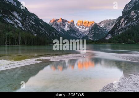 Dolomitengipfel spiegeln sich im Durrensee bei Sonnenaufgang, Toblach, Provinz Bozen, Südtirol, Italien Stockfoto