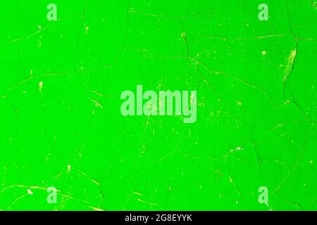 Wand mit grüner Farbe in Rissen. Hintergrund für Design. Grunge Textur. Hochwertige Fotos Stockfoto
