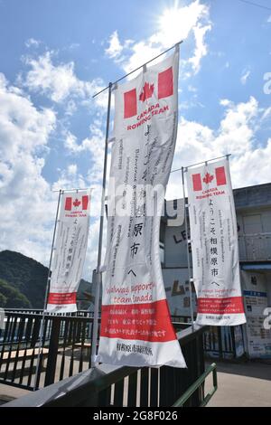 Flaggen mit Begrüßungsbotschaften für das Canada Rowing-Team vor den Olympischen Spielen 2020 in Tokio, Stadt Sagamihara, Präfektur Kanagawa, Japan, am 15. Juli 2021. Quelle: Masahiro Tsurugi/AFLO/Alamy Live News Stockfoto