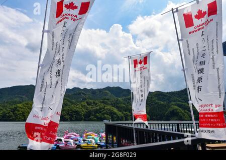 Flaggen mit Begrüßungsbotschaften für das Canada Rowing-Team vor den Olympischen Spielen 2020 in Tokio, Stadt Sagamihara, Präfektur Kanagawa, Japan, am 15. Juli 2021. Quelle: Masahiro Tsurugi/AFLO/Alamy Live News Stockfoto