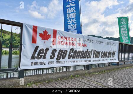 Ein Banner mit Begrüßungsbotschaften für das Canada Rowing-Team vor den Olympischen Spielen 2020 in Tokio, Stadt Sagamihara, Präfektur Kanagawa, Japan, am 15. Juli 2021. Quelle: Masahiro Tsurugi/AFLO/Alamy Live News Stockfoto