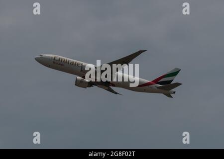 Hongkong, China, 17. Juli 2021, EINE Boeing 777F von Emirates Airlines hebt vom Internationalen Flughafen Hongkong ab. Stockfoto