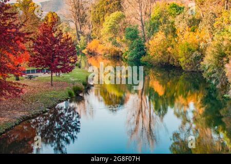 Blick auf einen Fluss, der von den Farben des Herbstes umgeben ist Stockfoto