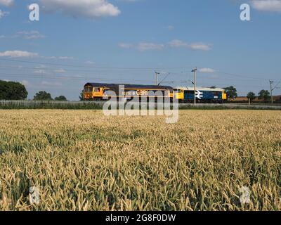 Die GBRF-Baureihe 66 66716 schleppt eine brandneue Lokomotive der Baureihe 69 69002 'Bob Tiller CM&EE' auf der West Coast Main Line in der Nähe von Northampton Stockfoto