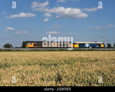 Die GBRF-Baureihe 66 66716 schleppt eine brandneue Lokomotive der Baureihe 69 69002 'Bob Tiller CM&EE' auf der West Coast Main Line in der Nähe von Northampton Stockfoto