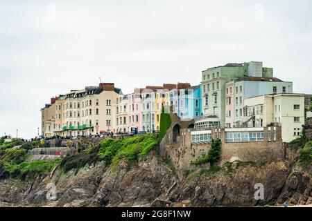 TENBY, WALES - 28. JUNI 2021: Bunte Klippenhäuser in Tenby, einer Küstenstadt in Pembrokeshire, auf der westlichen Seite der Carmarthen Bay Stockfoto