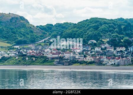 Blick auf die Penrhyn-Seite über die Llandudno Bay, die sich in der Grafschaft Clwyd, Nordwales, befindet Stockfoto