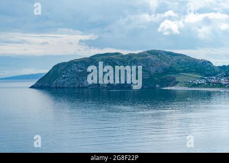 Blick auf Little Orme und Penrhyn-Seite über die Llandudno Bay, Nordwales Stockfoto