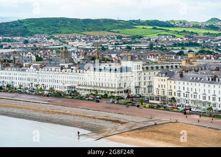 LLANDUDNO, WALES - 04. JULI 2021: Blick auf die kurvige Promenade von Llandudno, gesäumt von Hotels Stockfoto