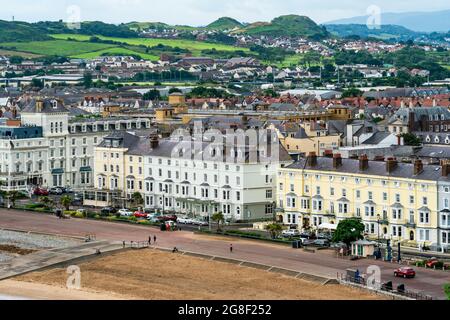 LLANDUDNO, WALES - 04. JULI 2021: Blick auf die Promenade von Llandudno, gesäumt von Hotels. Stockfoto