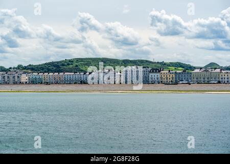 LLANDUDNO, WALES - 05. JULI 2021: Blick auf die kurvige Promenade von Llandudno, gesäumt von Hotels. Stockfoto