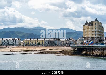 LLANDUDNO, WALES - 05. JULI 2021: Blick auf die Promenade von Llandudno, gesäumt von Hotels. Stockfoto
