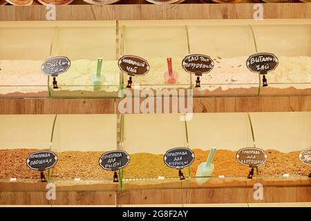 Kemer, Türkei - 25. Mai 2021: Große Auswahl an Gewürzen in einem türkischen Souvenirladen. Auswahl an Gewürzen im Geschenkeladen für ein Geschenk. Hohe Qua Stockfoto